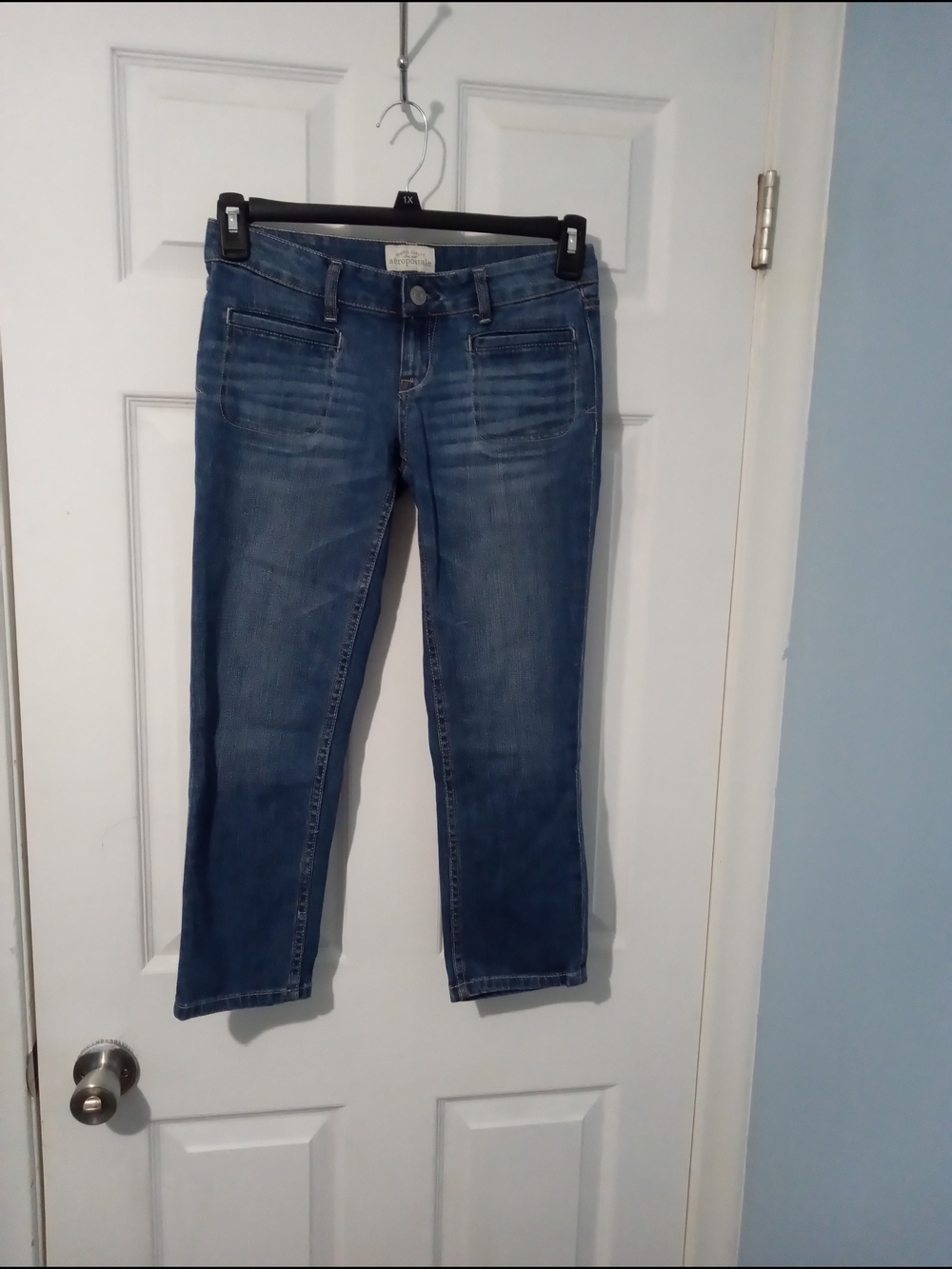 Aeropostale Women's Medium Blue Cropped Straight Jeans